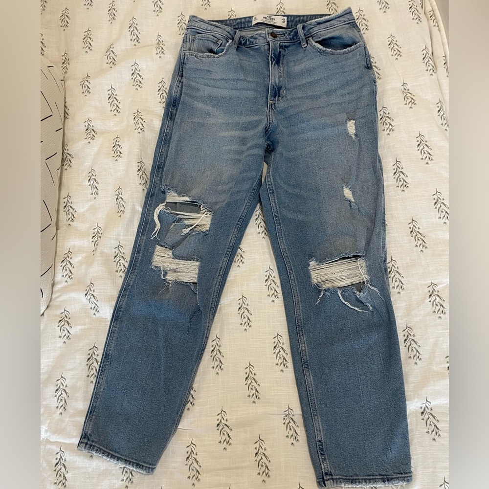 Hollister Womens Curvy High Rise Mom Jeans. Size 11 L. Width 30. Length 29.